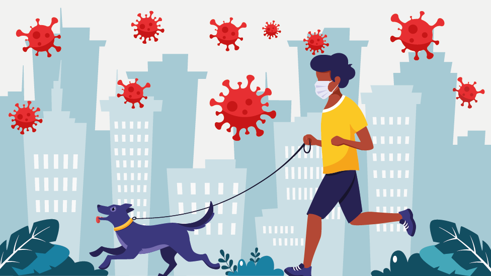 Los expertos consideran que salir a correr acompañado o pasear al perro tiene un riesgo moderado-bajo. (Foto Prensa Libre: Getty Images/BBC)