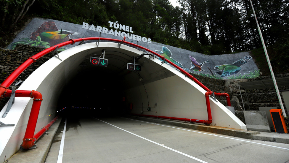 Esta es una de las entradas al flamante túnel de la Línea, cuyo nombre, Barranquero, hace homenaje a un loro común de la zona. (Foto Prensa Libre: Ministerio de Transporte)