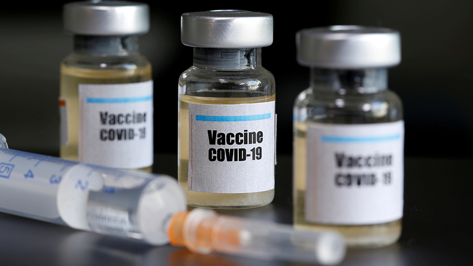 Ya se ha dicho que cuando se cuente con una vacuna efectiva, no habrá suficientes dosis para todos. (Foto Prensa Libre: Reuters)