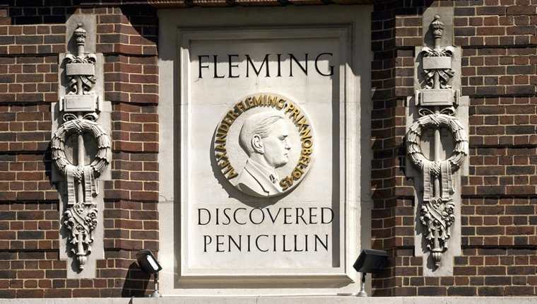 Alexander Fleming se hizo mundialmente conocido por ser quien descubrió la penicilina, pero algunos sostienen que el médico costrarricense "Clorito" Picado lo descubrió primero.
