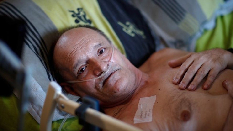 Alain Cocq, de 57 años, sufre una enfermedad rara que pega las paredes de sus arterias. Foto Prensa Libre:  BBC