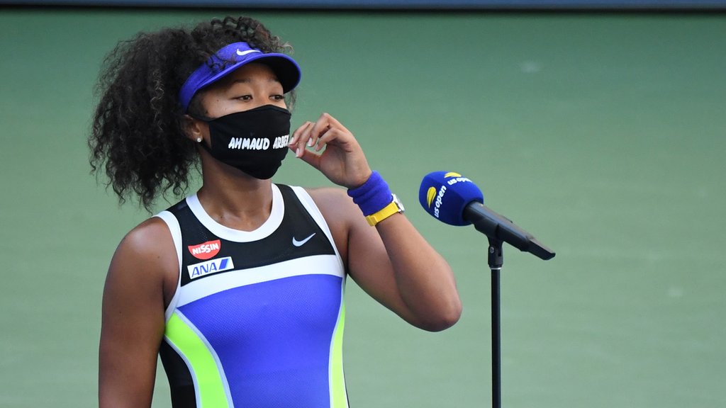 Naomi Osaka luce un tapabocas con el nombre de Ahmaud Arbery, quien murió por disparos de la policía en febrero de este año. Foto:Reuters
