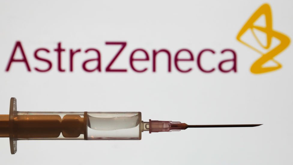 AstraZeneca anunció el martes una "pausa" en los ensayos clínicos de su vacuna contra el coronavirus.