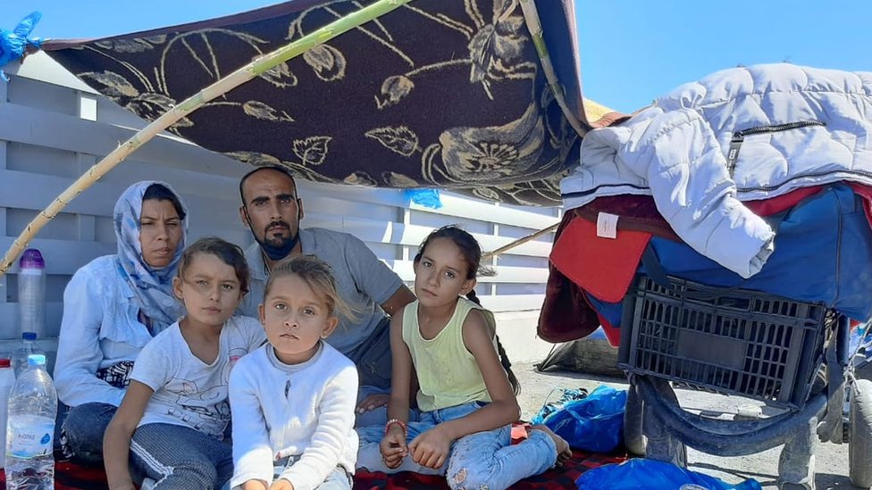 La familia Hosseini se quedó sin techo cuando el fuego destruyó su tienda en el campamento de refugiados de Moria. (Foto Prensa Libre: Talibshah Hosseini)