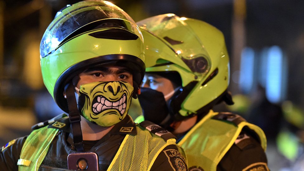 Como en otros países, la policía ha tenido que jugar un rol clave para mantener el aislamiento social en la pandemia. (Foto Prensa Libre: AFP)