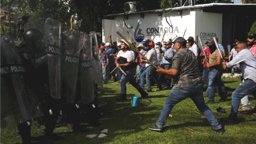 Los enfrentamientos entre agricultores de Chihuahua y miembros de la Guardia Nacional aumentaron en los últimos días por el cumplimiento de un tratado de aguas firmado entre México y EE.UU. (Foto Prensa Libre: Reuters)