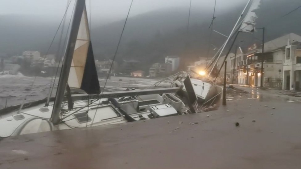 Ianos está causando estragos en Grecia. (Foto Prensa Libre: Reuters)