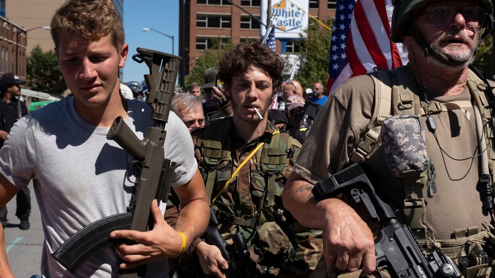 Así paseaban los miembros de una milicia por la ciudad estadoounidense de Louisville el pasado 5 de septiembre. (Foto Prensa Libre: Getty Images)