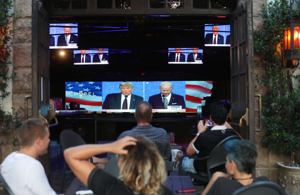 Estadounidenses observan el debate en California. (Foto Prensa Libre: AFP)