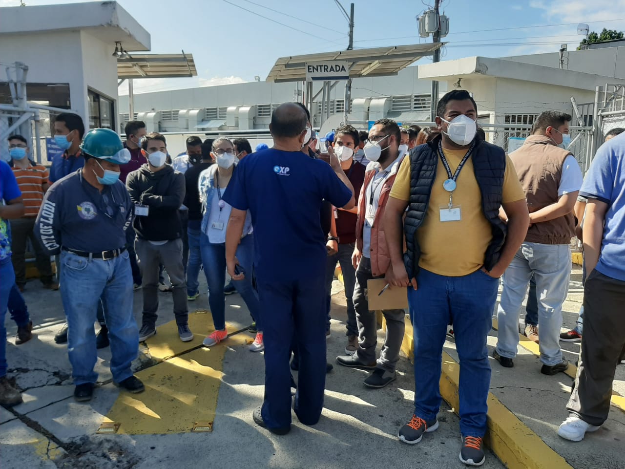 Personal del hospital del parque de la Industria reclaman el cumplimiento del contrato. (Foto Prensa Libre: Andrea Domínguez)
