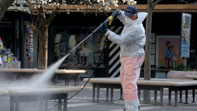 Los equipos de sanidad tienen un plan nacional de limpieza para reducir la propagación. (Foto Prensa Libre: EFE)