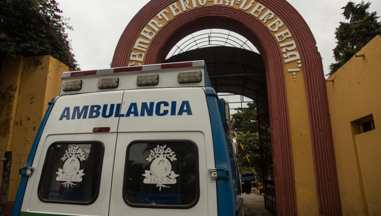 Fotografía del 22 de junio de 2020 que muestra una ambulancia del Instituto Guatemalteco de Seguridad Social mientras ingresa al Cementerio La Verbena con el cuerpo de un hombre que murió por coronavirus. Siete meses después, el ministerio de Salud sigue reportando muertes de junio y julio. (Foto Prensa Libre: EFE)
