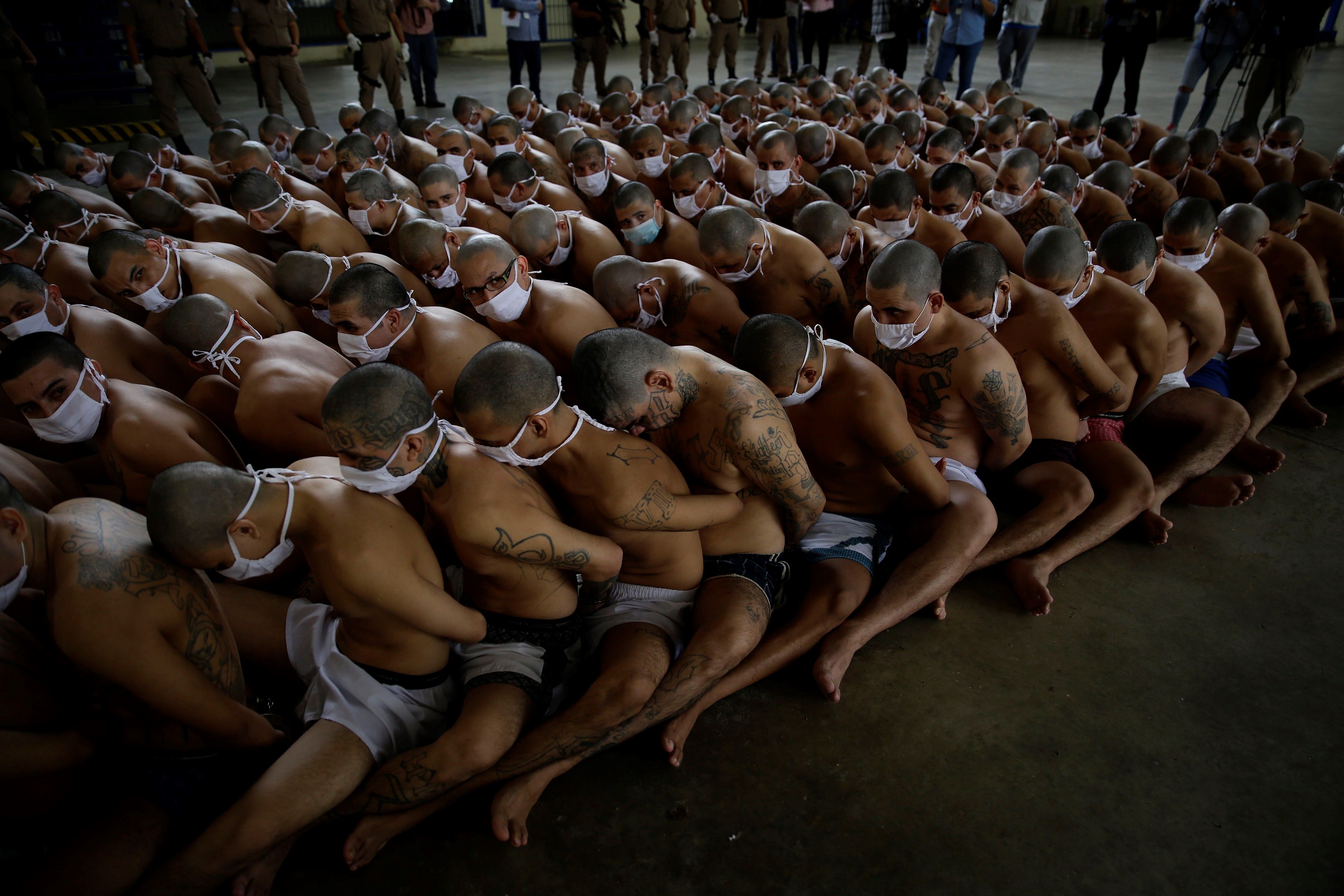 Autoridades de El Salvador presentaron las condiciones en que mantienen detenidos a pandilleros, asegurando que no existe ningún beneficio. (Foto Prensa Libre: EFE)