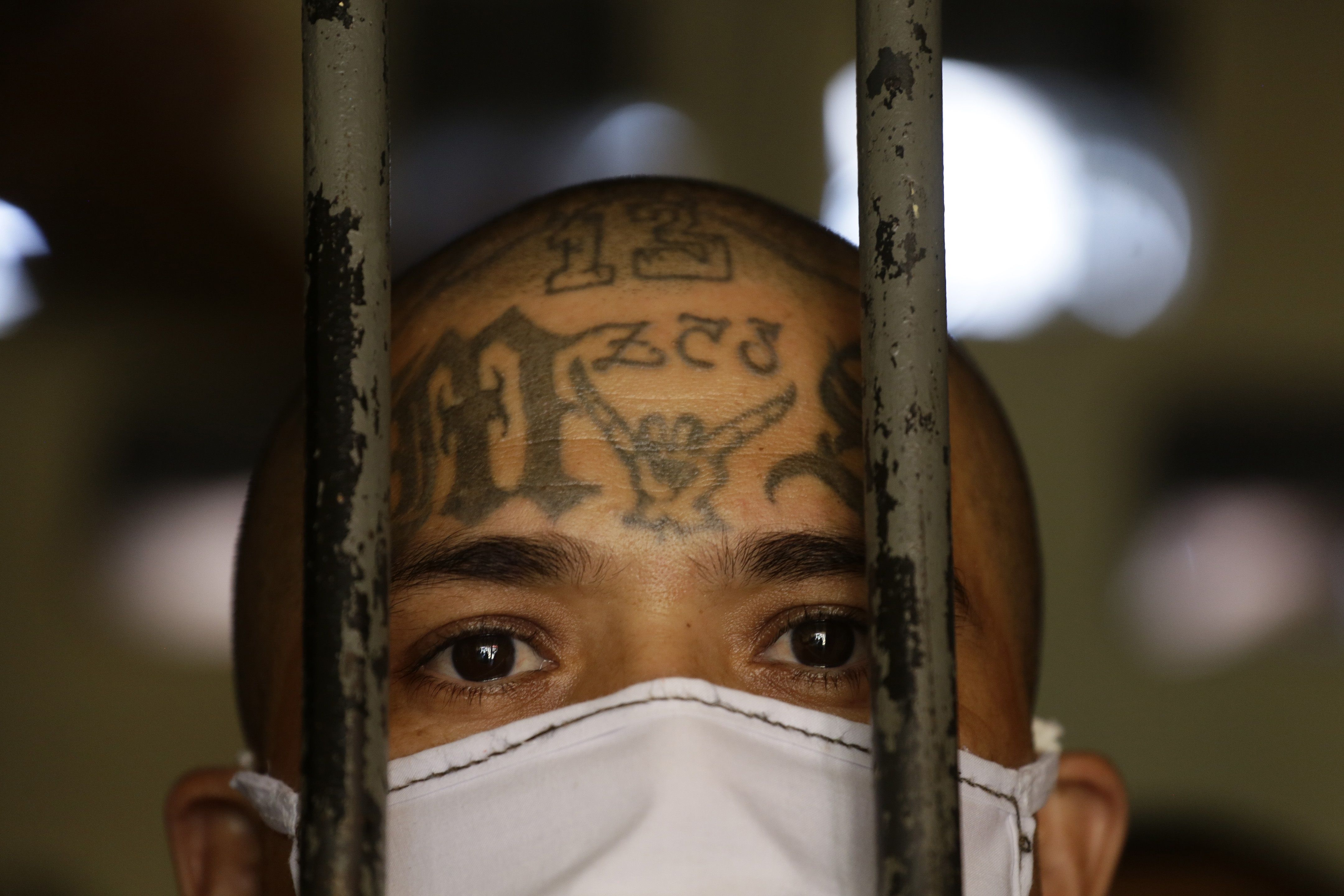 Un Pandillero de Mara Salvatrucha (MS-13) es visto en una celda en el centro penal de Quezaltepeque (El Salvador).  Se cree que la MS13 en El Salvador se financia con las extorsiones de la organización en Estados Unidos. (Foto Prensa Libre: EFE)