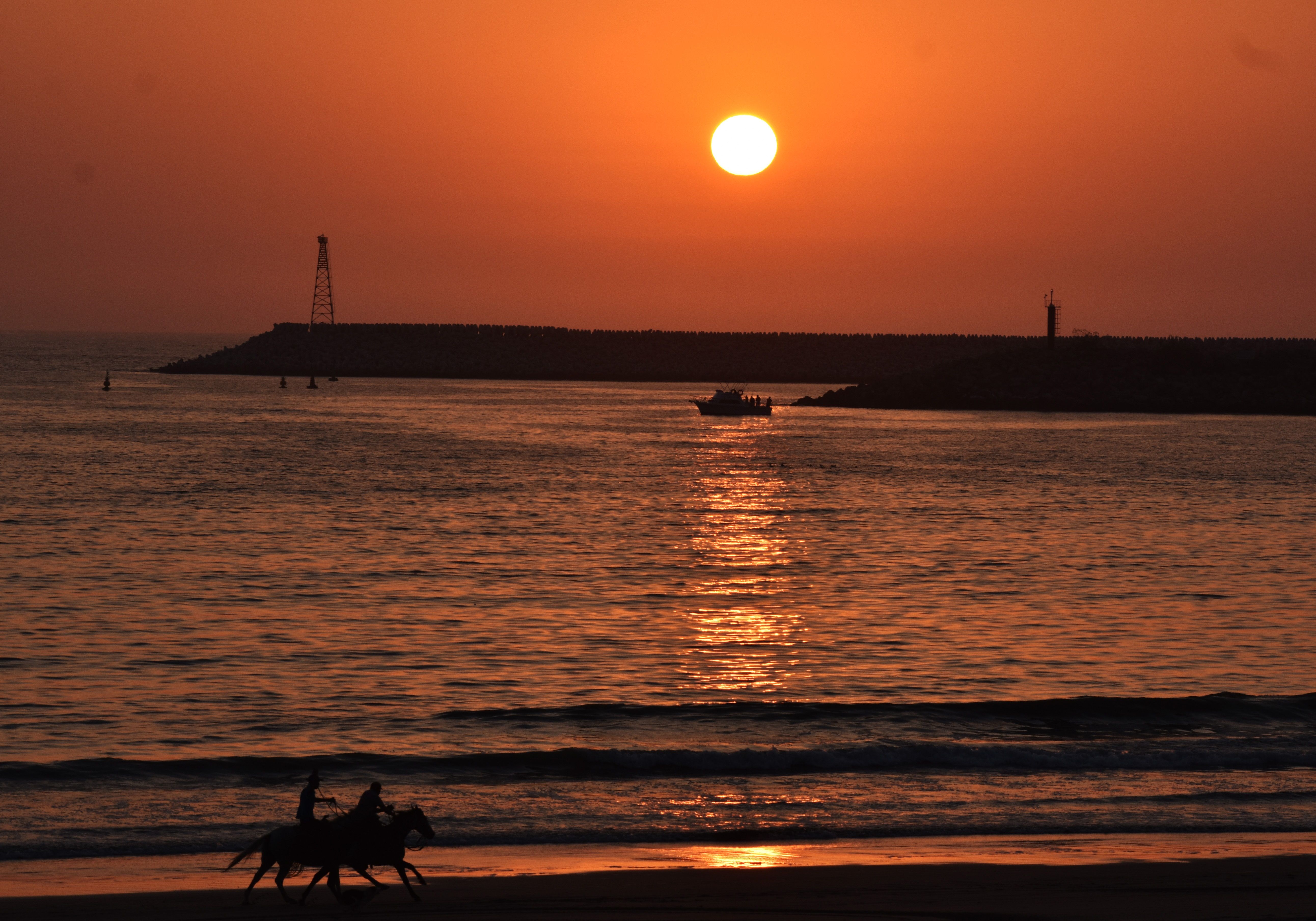 AME2896. ENSENADA (MÉXICO), 05/09/2020.- Vista del atardecer en la ciudad de Ensenada en el estado mexicano de Baja California (México), donde una ola de calor mantiene la zona norte con altas teperaturas y ráfagas de vientos de hasta 48 kilómetros por hora. EFE/Alejandro Zepeda