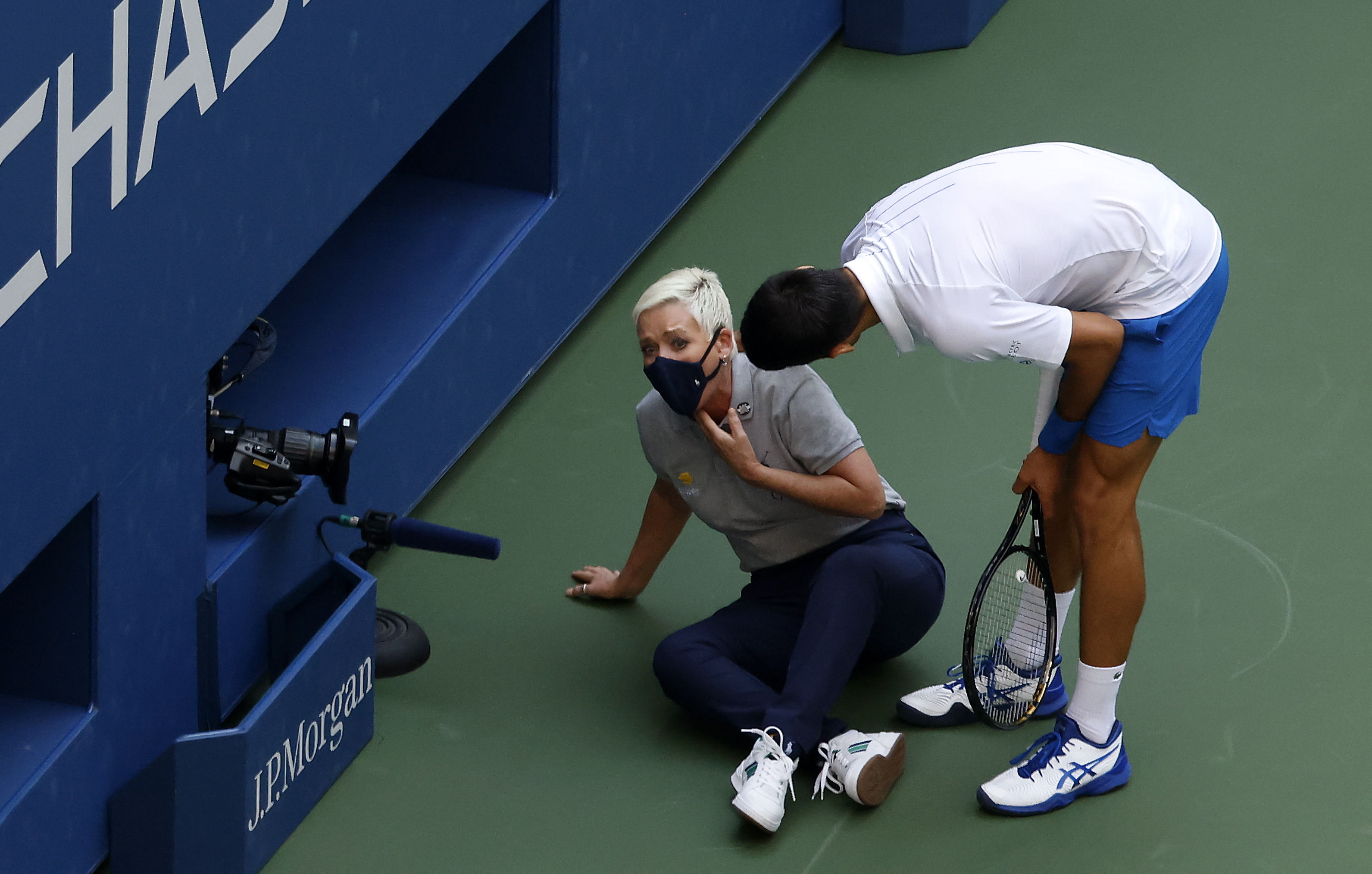 Novak Djokovic quedó descalificado del US Open por dar un pelotazo a una jueza. (Foto Prensa Libre: EFE)
