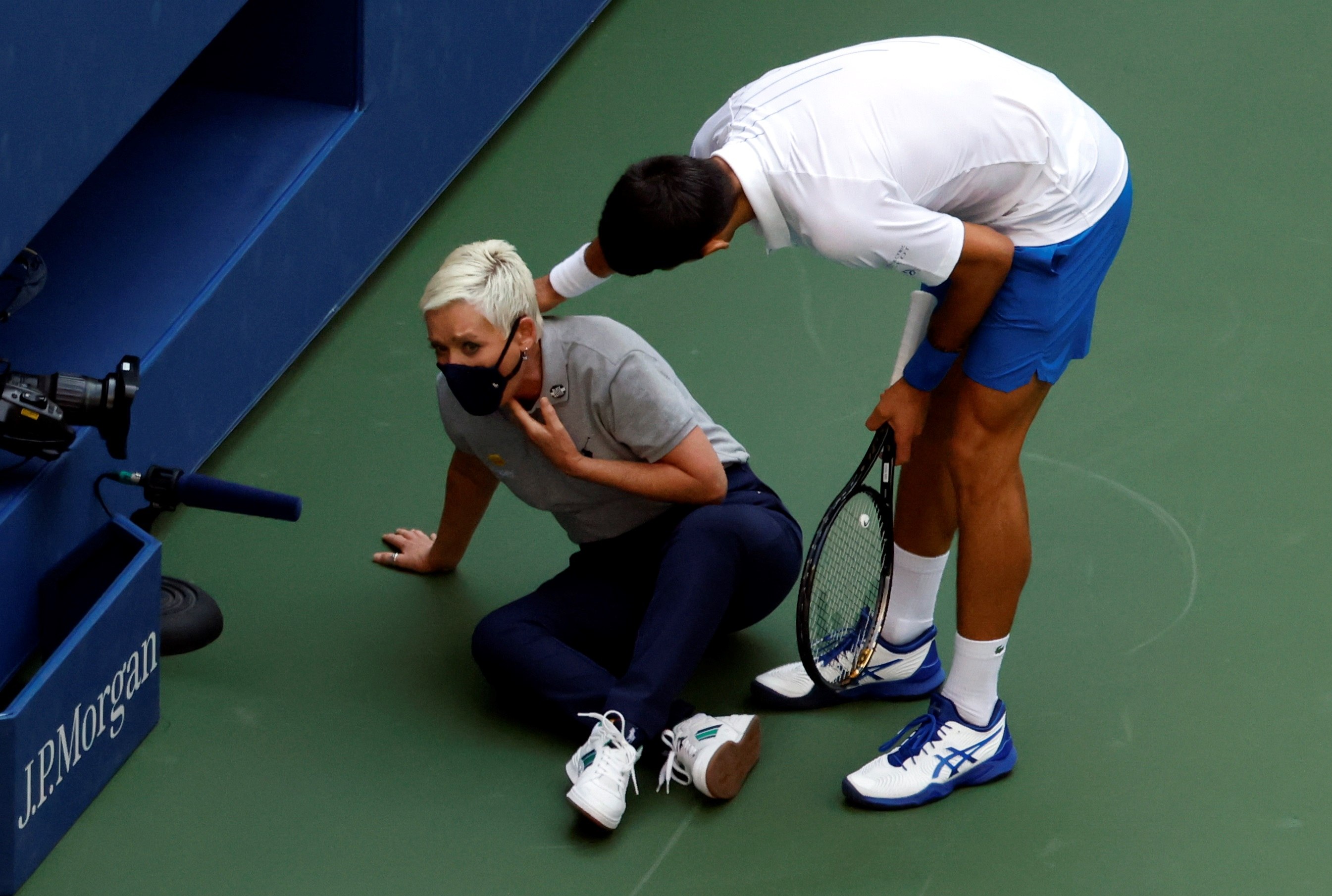 Novak Djokovic intentó ayudar a una juez de línea después de golpearla con una bola en la garganta. (Foto Prensa Libre: Hemeroteca PL)