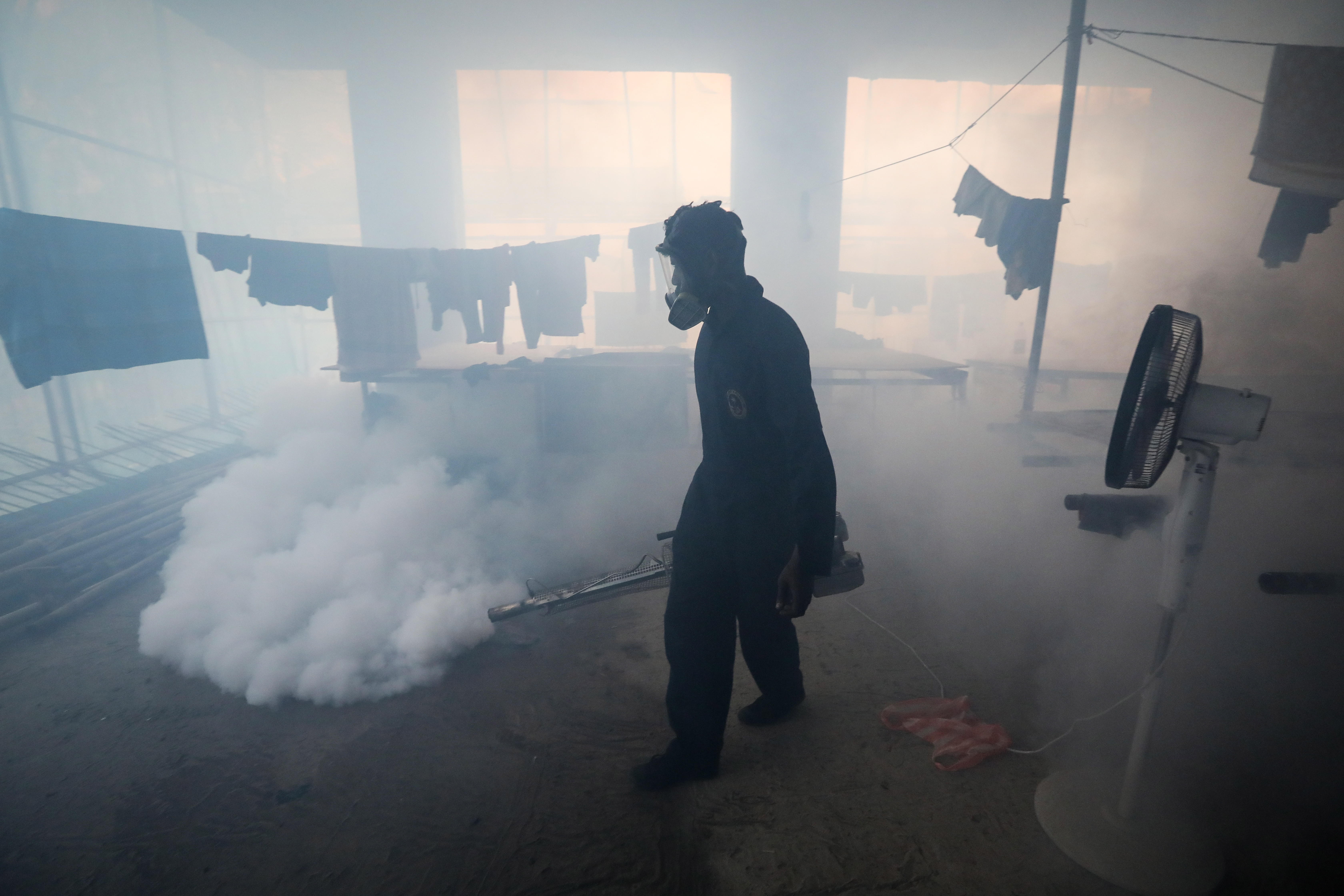 La fumigación ha sido uno de los métodos del Ministerio de Salud efectivos para detener la propagación del dengue en el país. (Foto Prensa Libre: Hemeroteca PL)