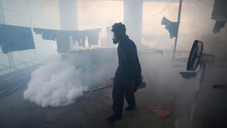 La fumigación ha sido uno de los métodos del Ministerio de Salud efectivos para detener la propagación del dengue en el país. (Foto Prensa Libre: Hemeroteca PL)