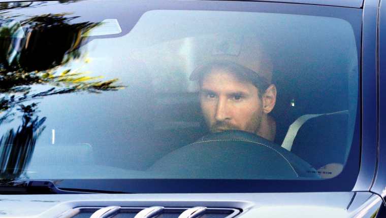 El delantero del Barcelona Lionel Messi a su llegada este lunes, a la Ciudad Deportiva Joan Gamper par empezar la pretemporada con el conjunto azulgrana. (Foto Prensa Libre: EFE)