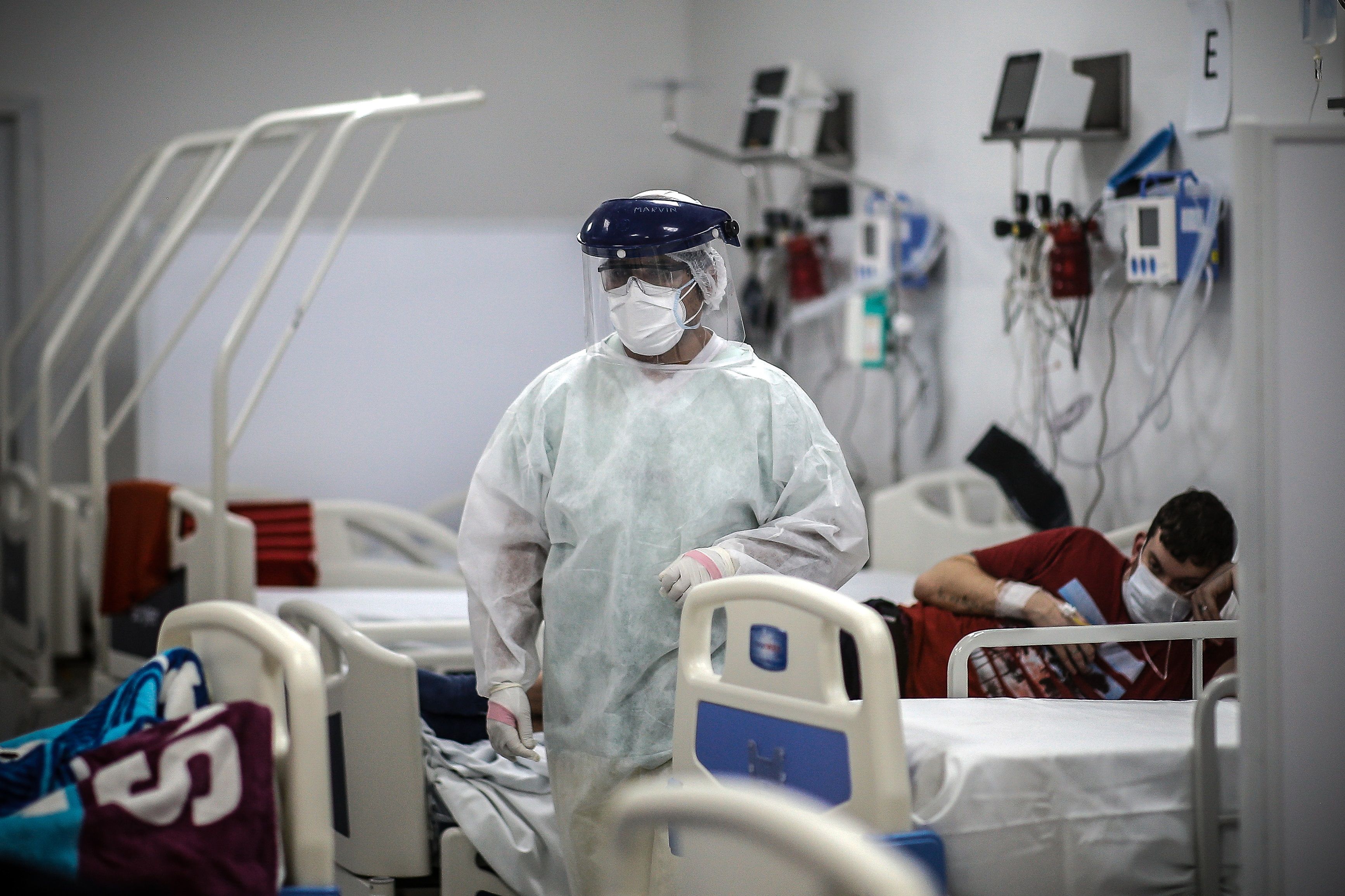 Personal médico realiza controles de rutina a pacientes Covid-19, el 6 de septiembre de 2020, en un hospital de la Provincia de Buenos Aires (Argentina). (Foto Prensa Libre: EFE)