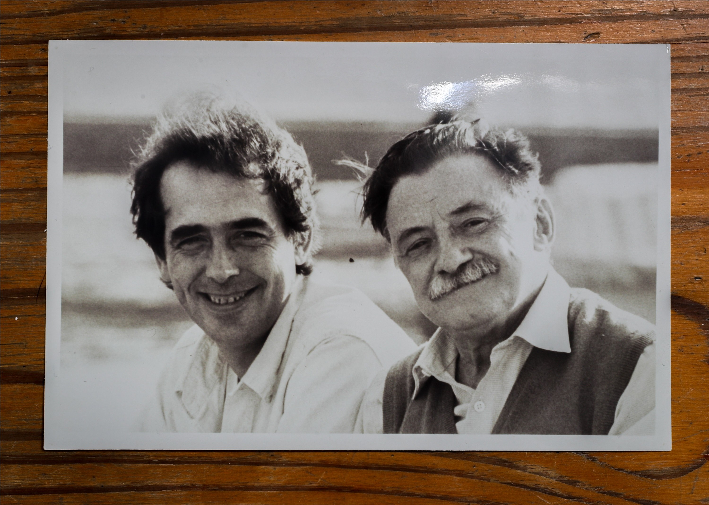 Reproducción fotográfica en la que aparece el cantautor español Joan Manuel Serrat (i) junto al poeta uruguayo Mario Benedetti (d). (Foto Prensa Libre: EFE/ Cortesía Fundación Benedetti)