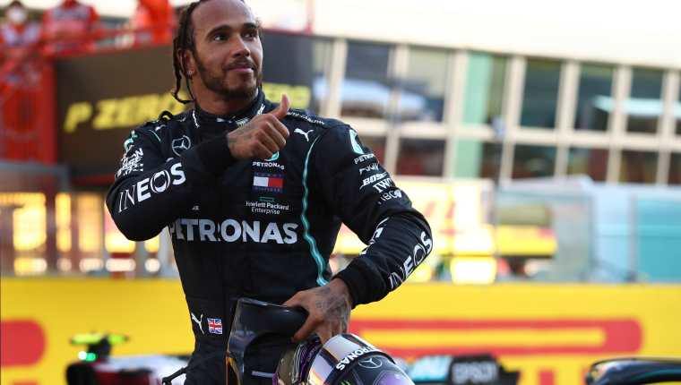 Lewis Hamilton, piloto de  Mercedes-AMG Petronas, festeja después de ganar en Mugello, Italia. (Foto Prensa Libre: EFE).