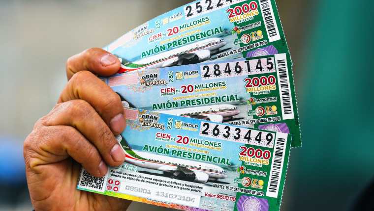 Fotografía de los boletos para la rifa del avión presidencial en México. (Foto Prensa Libre: EFE)
