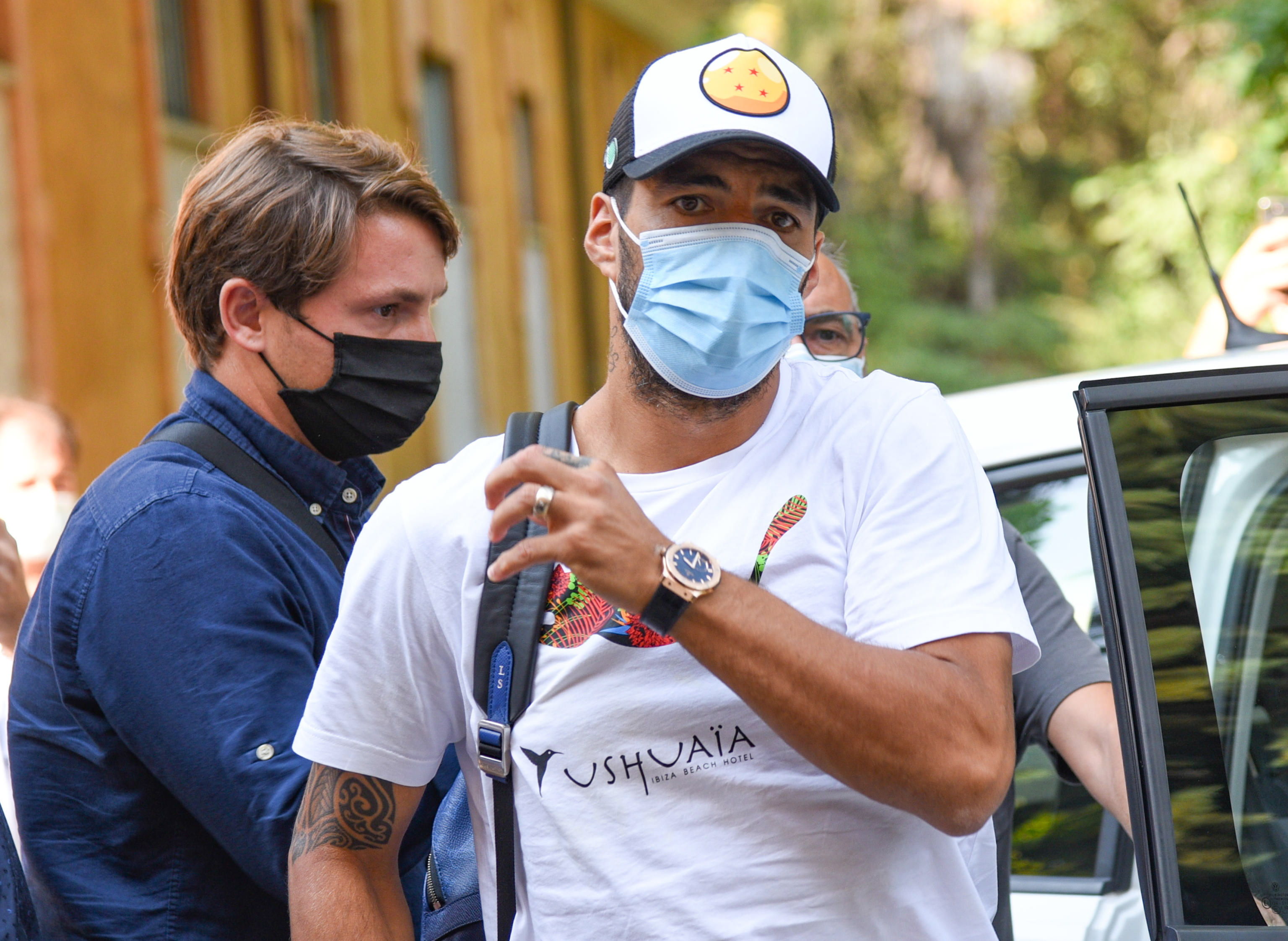 Luis Suarez llega a Iltalia para someterse a un examen de italiano para tramitar su pasaporte comunitario. (Foto Prensa Libre: AFP)