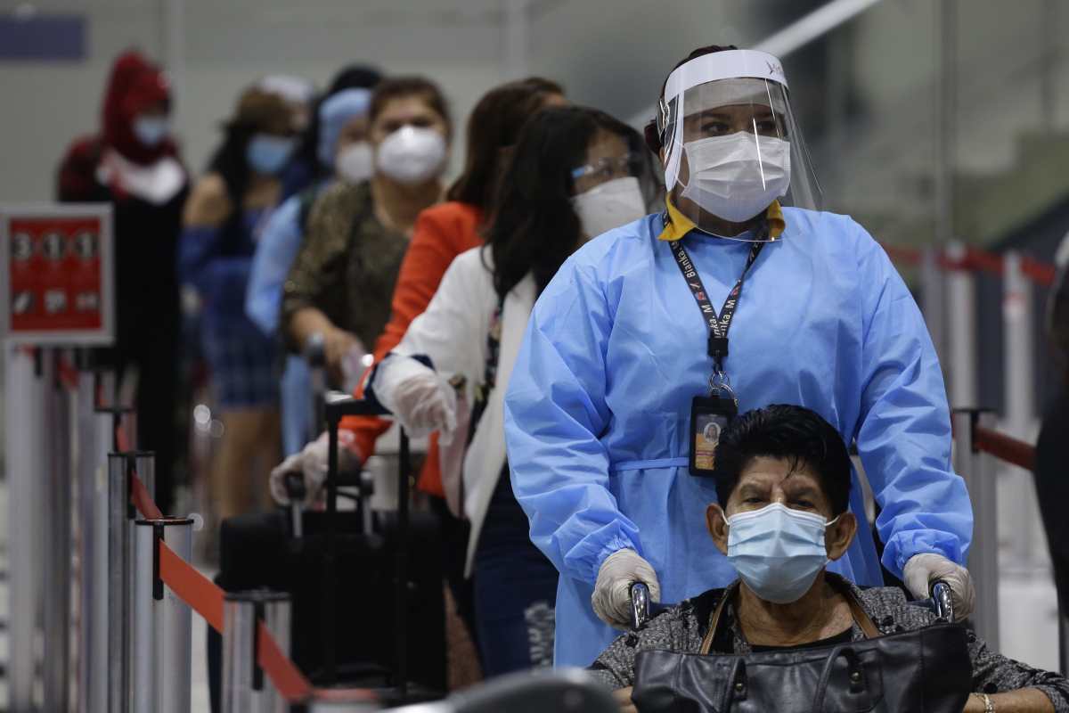 El Salvador registra alza de casos de coronavirus y las autoridades llaman a no relajar las medidas de prevención