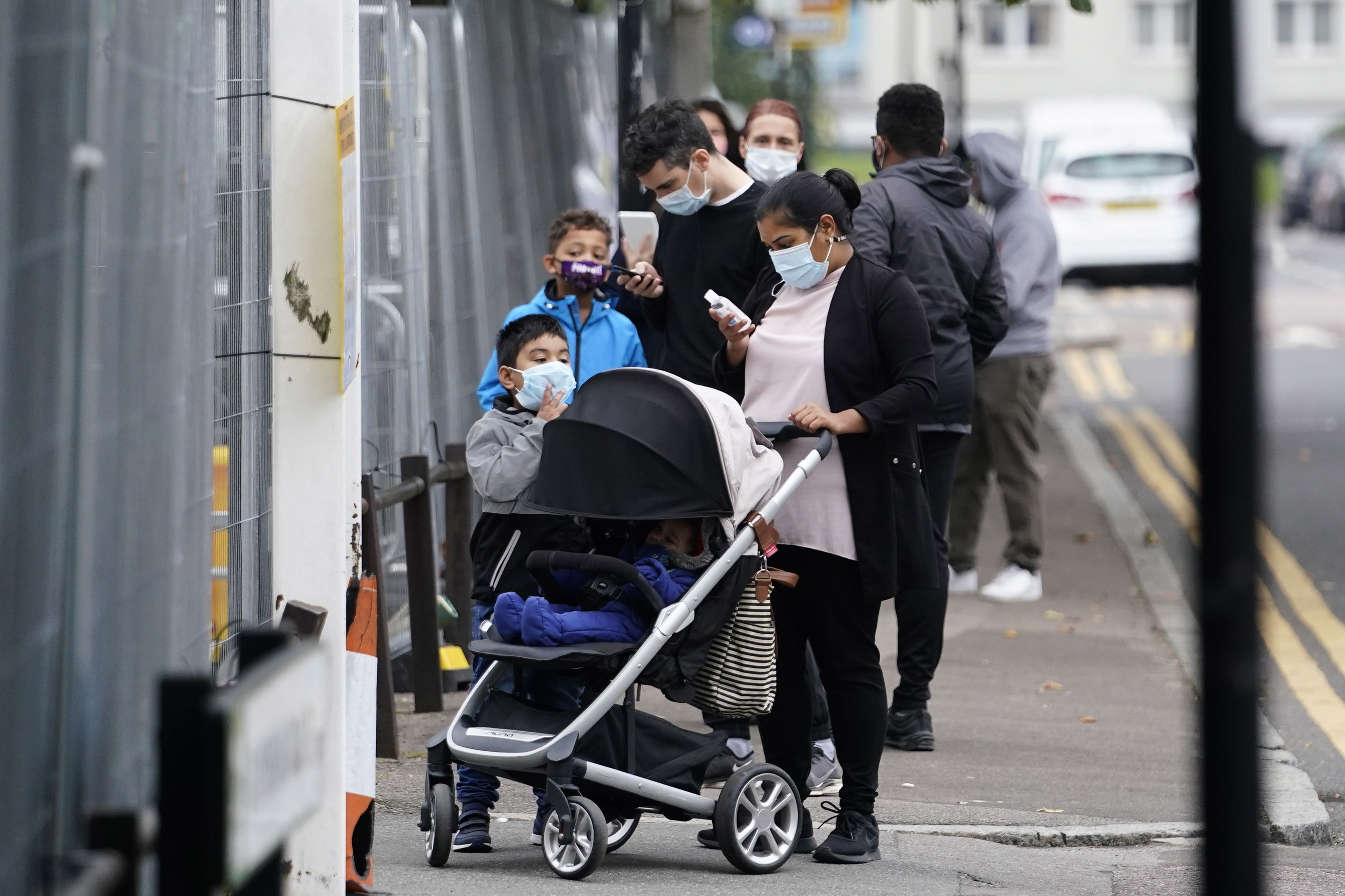 Autoridades del Reino Unido consideran nuevas restricciones ante el aumento de casos de coronavirus. (Foto Prensa Libre: EFE)