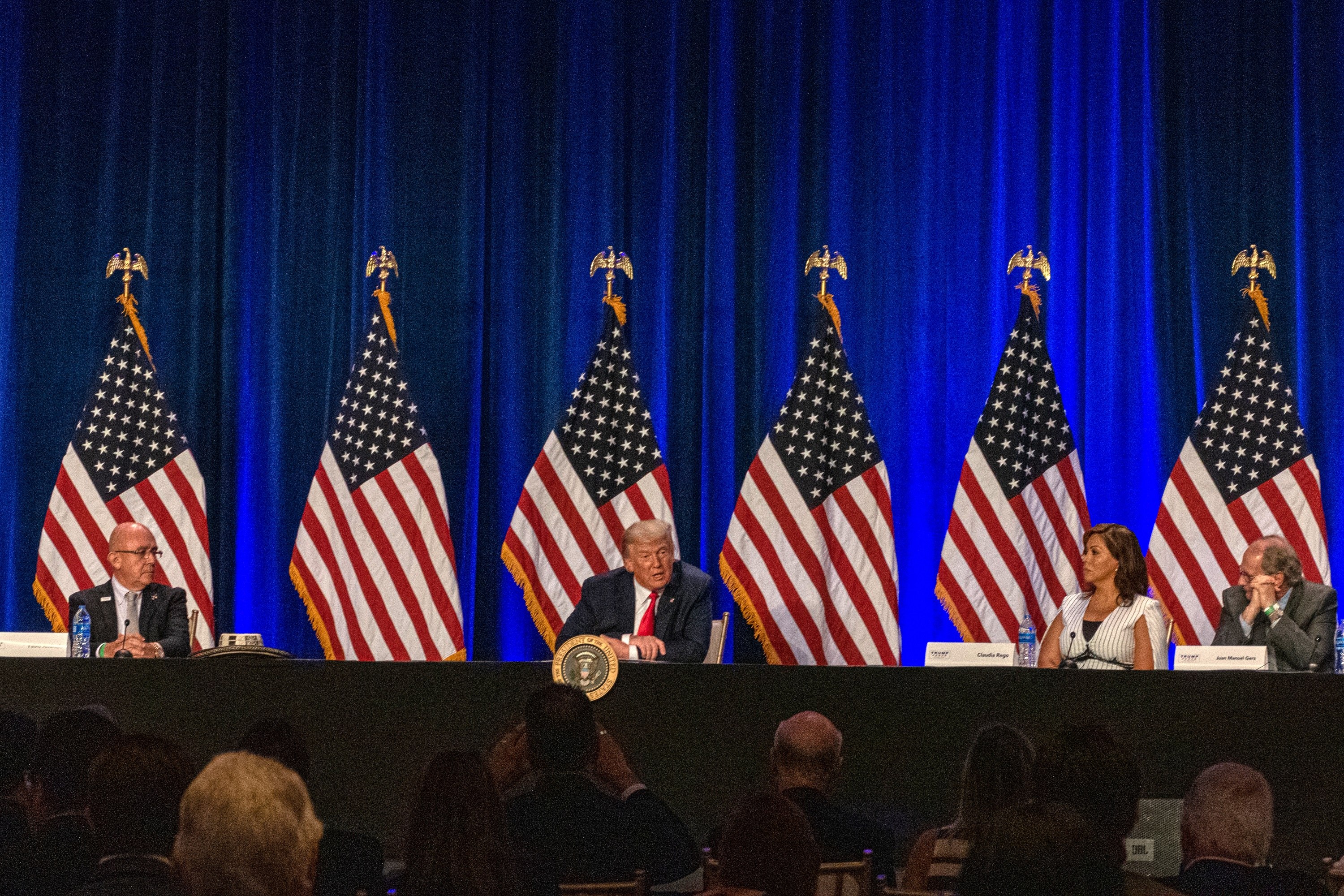 El médico de Donald Trump afirma que el mandatario aún no está fuera de peligro. (Foto Prensa Libre: EFE)