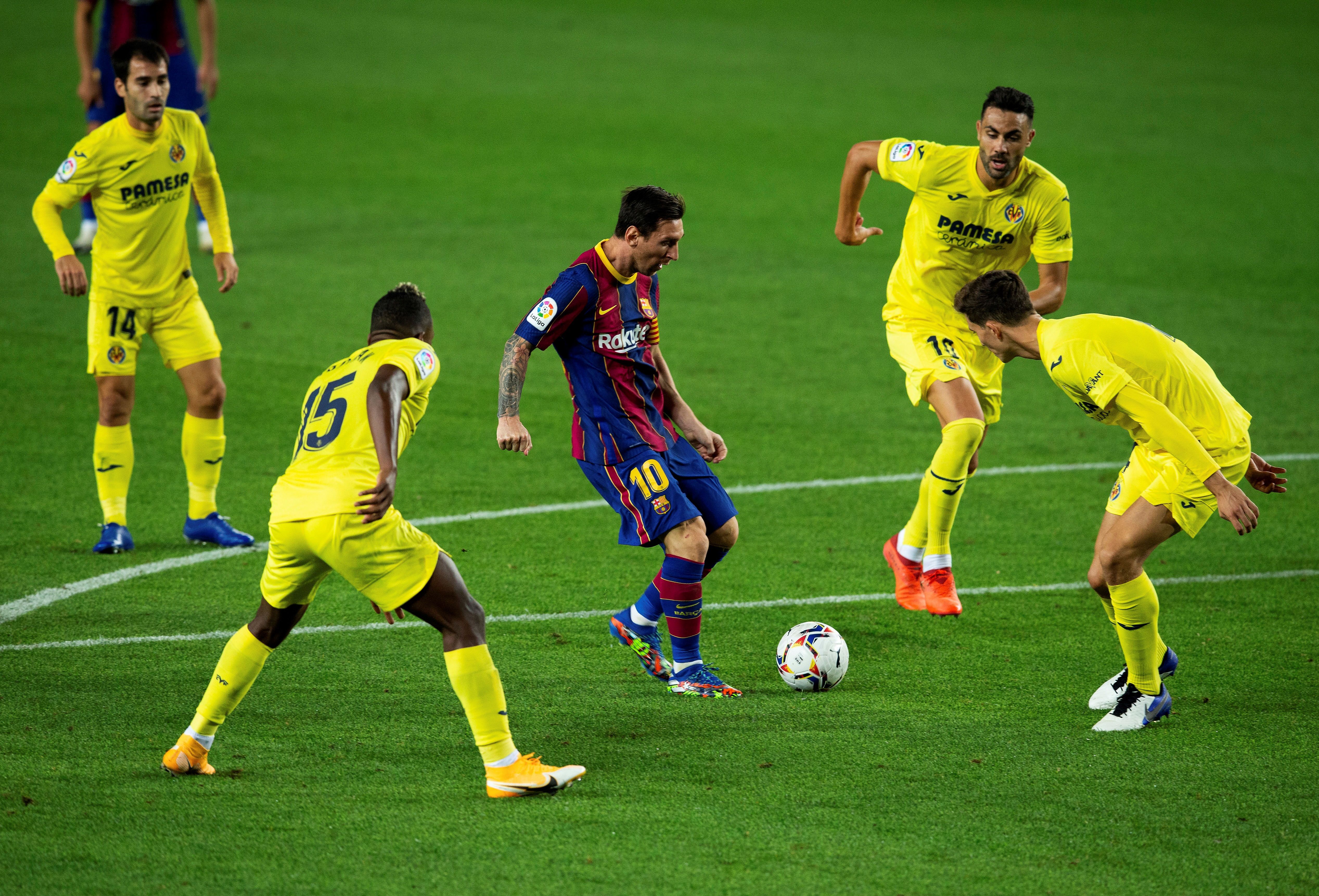 El delantero del FC Barcelona Leo Messi (c) juega un balón rodeado de jugadores del Villarreal, durante el partido de la tercera jornada de Liga en Primera División. (Foto Prensa Libre: EFE).