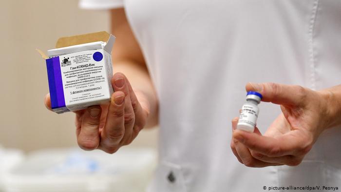 Un médico sostiene la vacuna rusa contra el coronavirus desarrollada por el Instituto de Investigación Científica de Epidemiología y Microbiología de Gamaleya. (Foto Prensa Libre: Picture-Alliance)