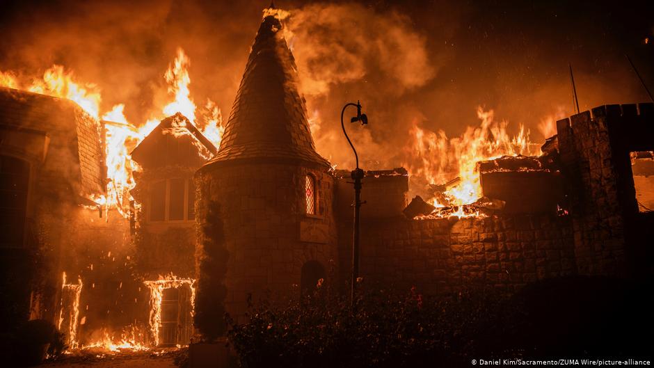 Las llamas arrasan con las instalaciones de Chateau Boswell Winery, en Santa Helena, California. (Foto Prensa Libre: Picture-Alliance)