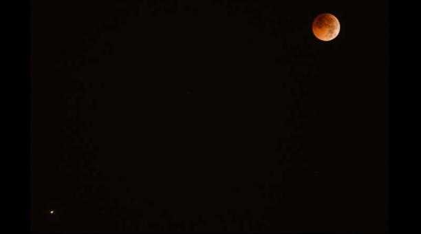 La Luna y el planeta rojo "se unirán" este sábado. (Foto: AFP)