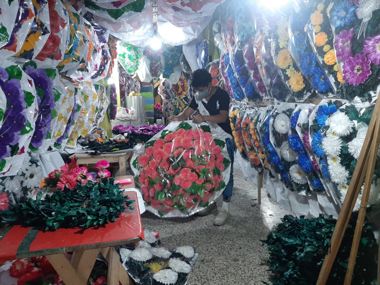 La venta de flores y coronas para el Día de Todos los Santos registra una baja considerable a causa de las restricciones por la pandemia de coronavirus. (Foto Prensa Libre: Andrea Domínguez)