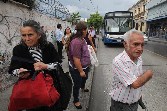 Las personas de la tercera edad son un sector vulnerable de la población ante el covid-19. (Foto Prensa Libre: Esbin García)