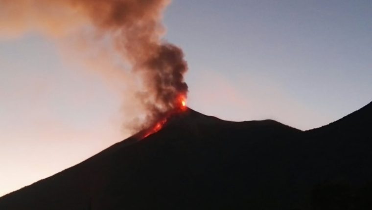 El Volcán de Fuego mantiene actividad, reporta la Conred. (Foto referencial: Hemeroteca PL)