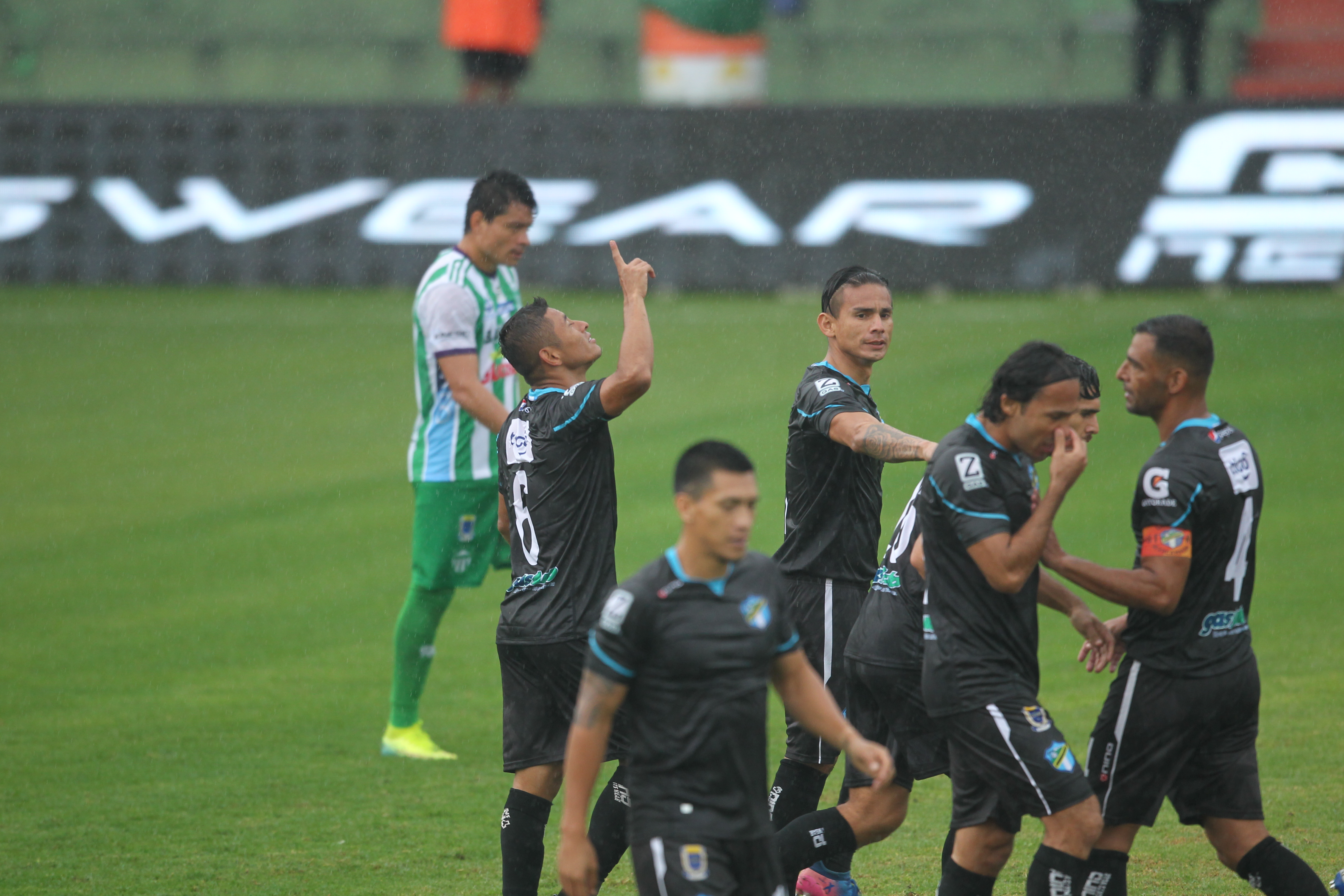 Carlos Mejía festeja el gol de los cremas contra Antigua. (Foto Prensa Libre: Norvin Mendoza)