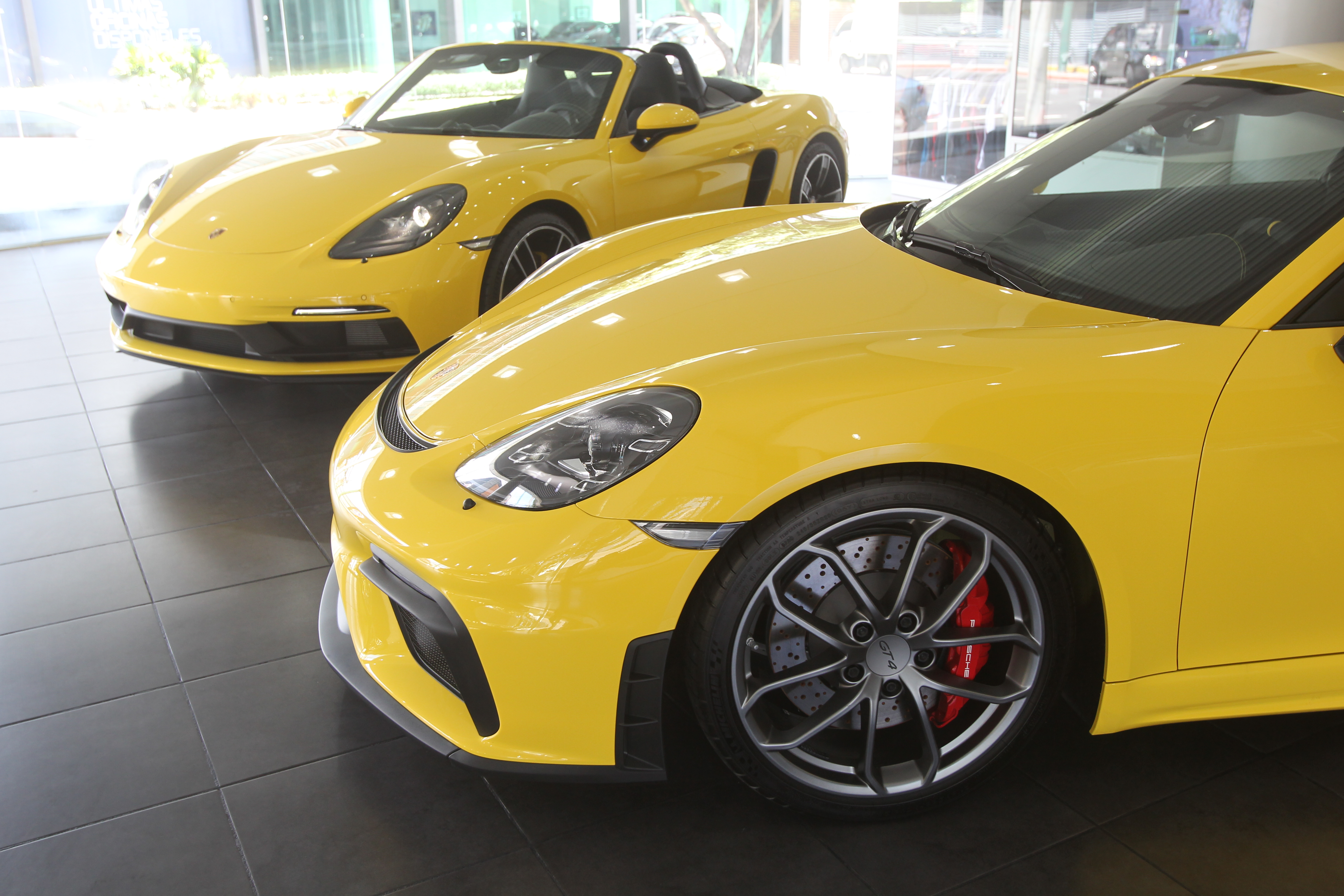 El Porsche 718 Cayman GT4 y 718 Boxster GTS ya están disponibles en el país. (Foto Prensa Libre: Norvin Mendoza)