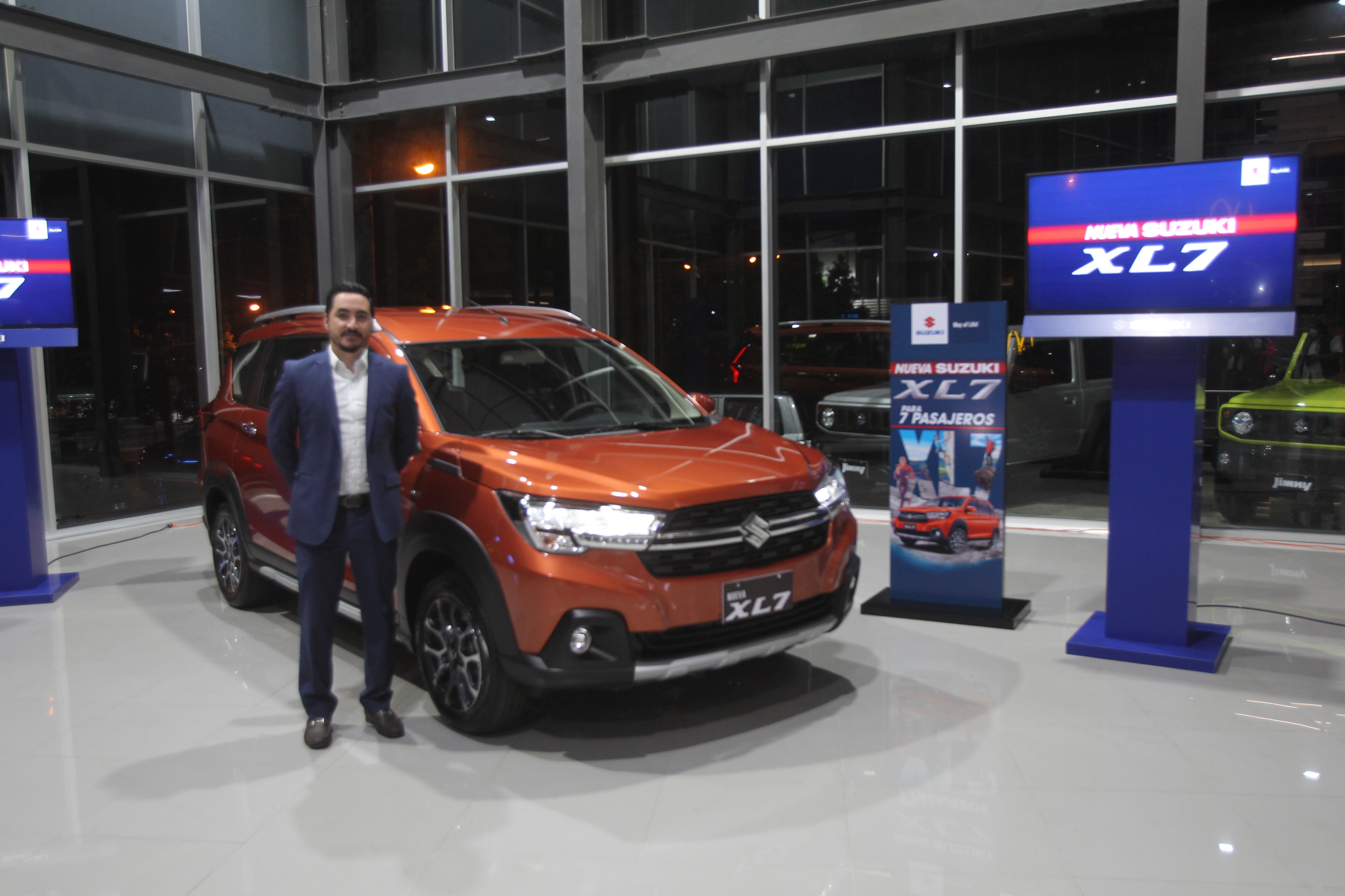 Edgar Maselli de Autos Suzuki presentó el nuevo modelo XL7. (Foto Prensa Libre: Norvin Mendoza)