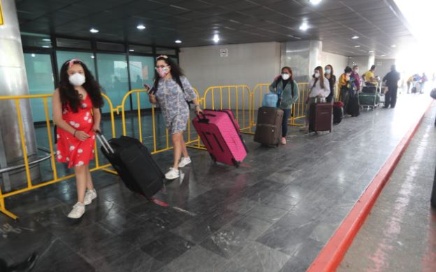 Pasajeros ingresan al Aeropuerto Internacional La Aurora y deben cumplir protocolos de bioseguridad. (Foto Prensa Libre: Érick Ávila) 