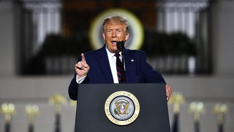 Donald Trump habla durante el cierre de las convenciones republicanas. (Foto Prensa Libre: AFP)