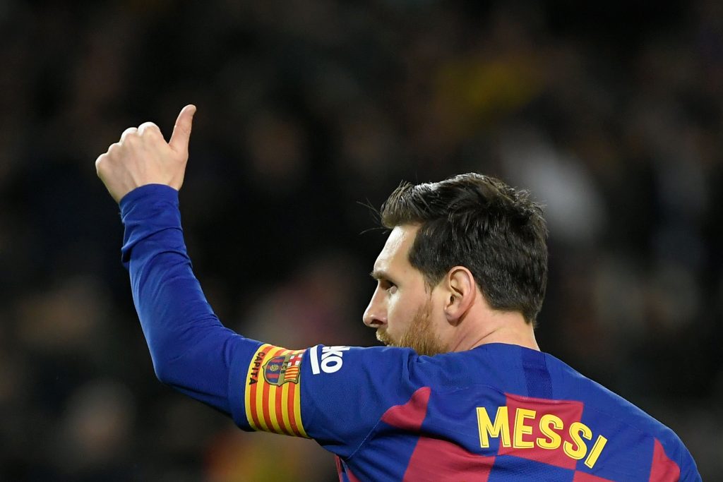 Messi trata de tranquilizar a su afición tras la reciente polémica del anuncio de su retiro del Barsa. (Foto Prensa Libre: AFP)