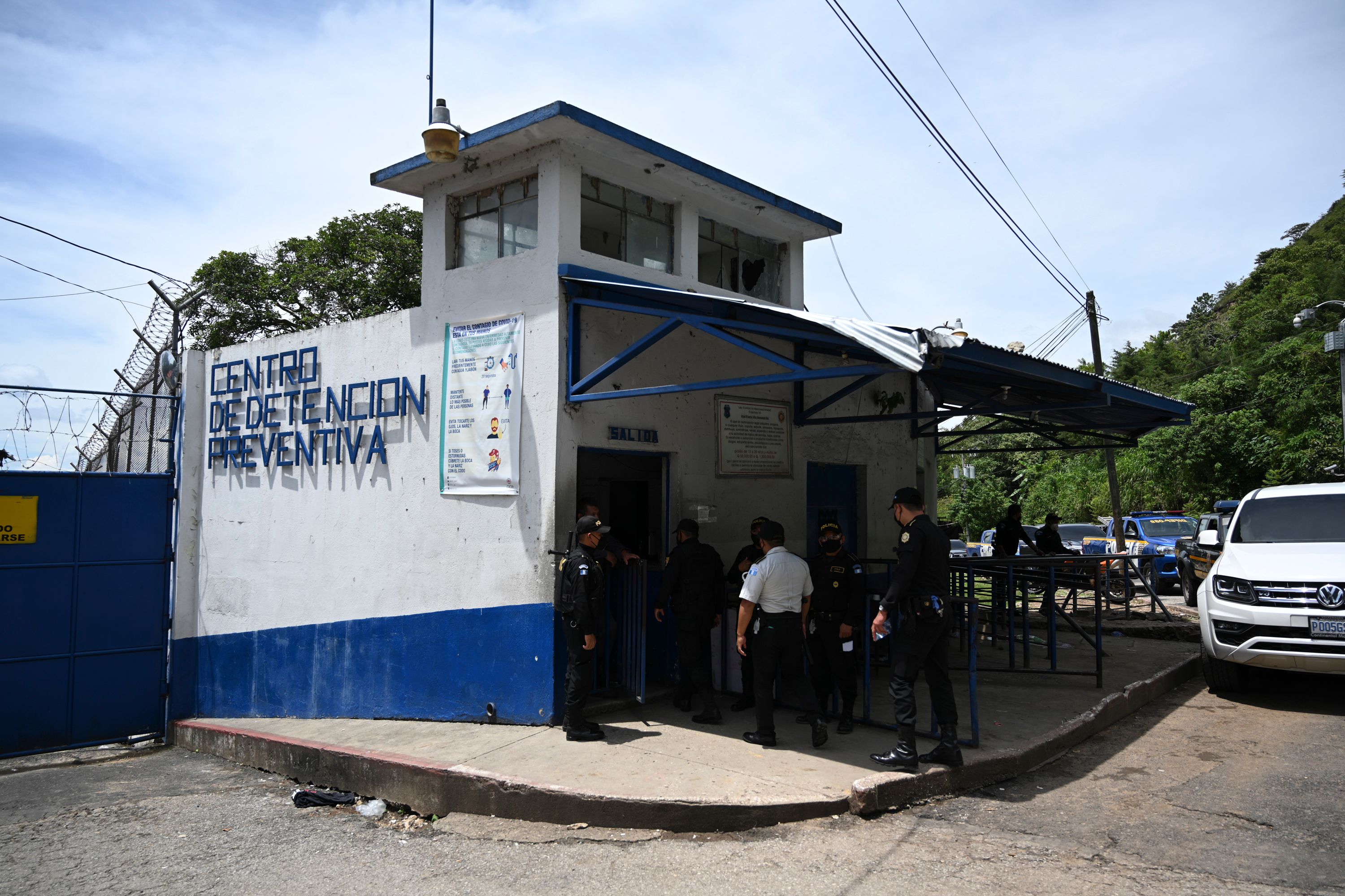 En el Centro Preventivo para Hombres de la zona 18, las autoridades penitenciarias han localizado conexiones de fibra óptica para que los reos tengan acceso ilegal a internet. (Foto Prensa Libre: AFP)