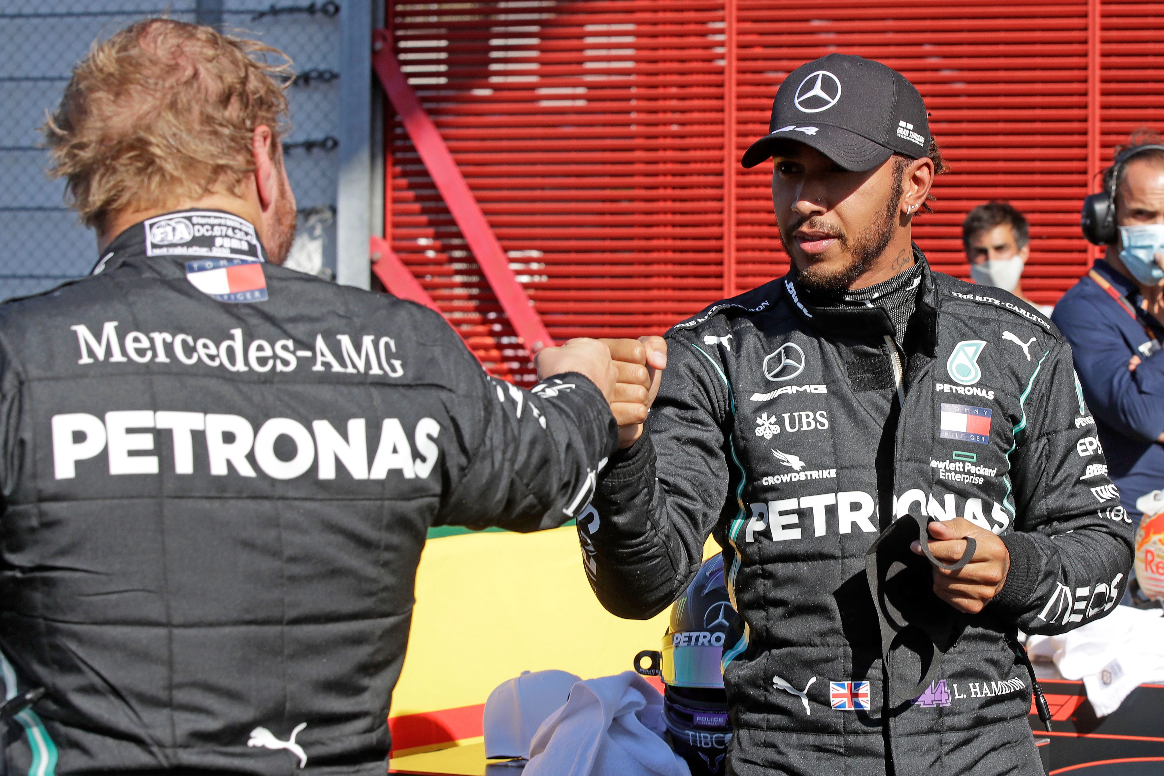 ewis Hamilton y  Valtteri Bottas se saludan al final de las pruebas de clasificación. (Foto Prensa Libre. AFP).