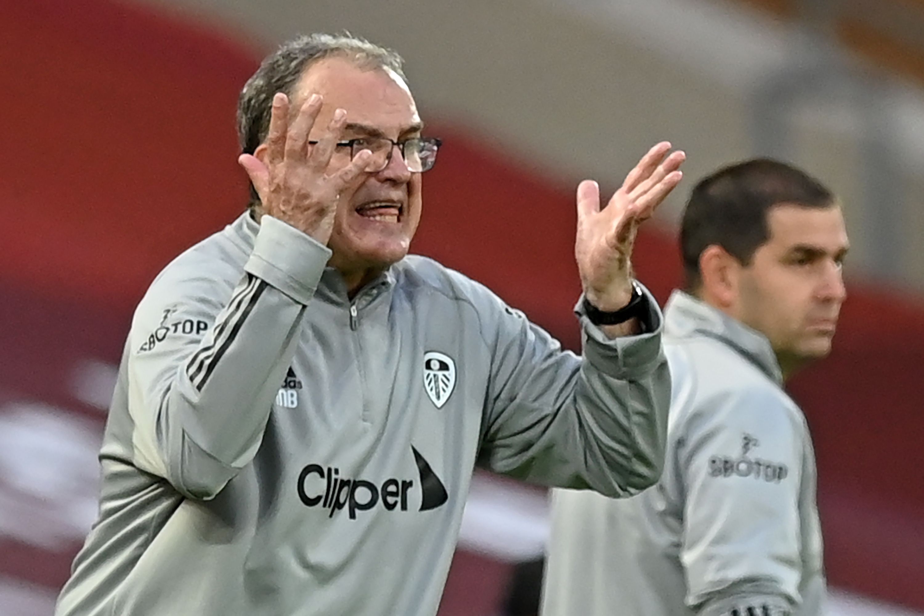 Marcelo Bielsa sufrió en el partido del Leeds frente al Liverpool, en el partido que abrió la Premier League. (Foto Prensa Libre: AFP).