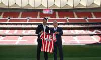 This handout picture released by Atletico Madrid shows Atletico Madrid´s new player Uruguayan forward Luis Suarez (L) posing with  Atletico Madrid´s president Enrique Cerezo on September 25, 2020 at the Wanda Metropolitano stadium in Madrid. (Photo by Alberto Molina / ATLETICO MADRID / AFP) / RESTRICTED TO EDITORIAL USE - MANDATORY CREDIT "AFP PHOTO /HANDOUT ALBERTO MOLINA/ATLETICO MADRID/ " - NO MARKETING - NO ADVERTISING CAMPAIGNS - DISTRIBUTED AS A SERVICE TO CLIENTS