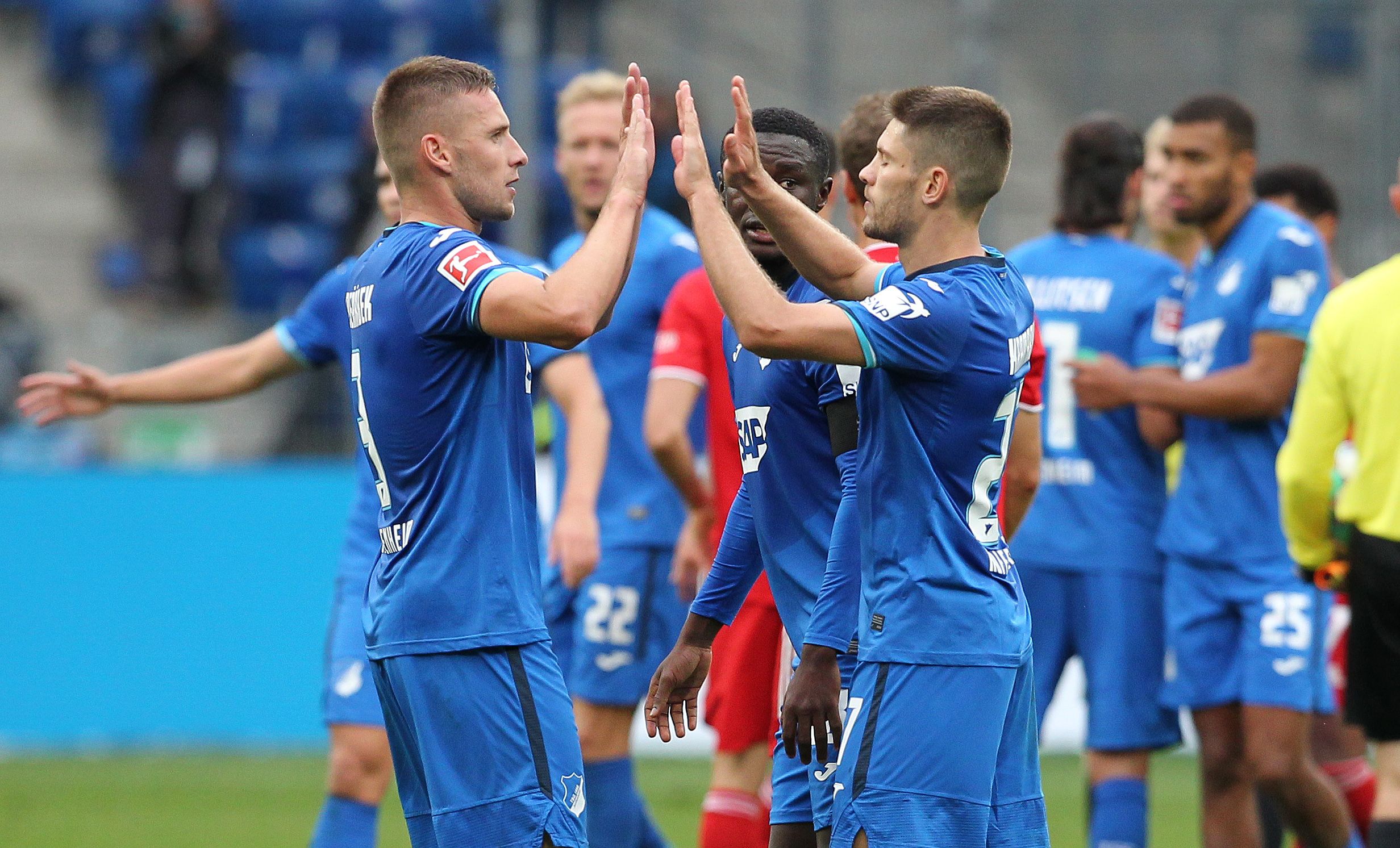Andrej Kramaric, del  Hoffenheim, festeja con sus compañeros la victoria contra el Bayern Múnich. (Foto Prensa Libre: AFP).